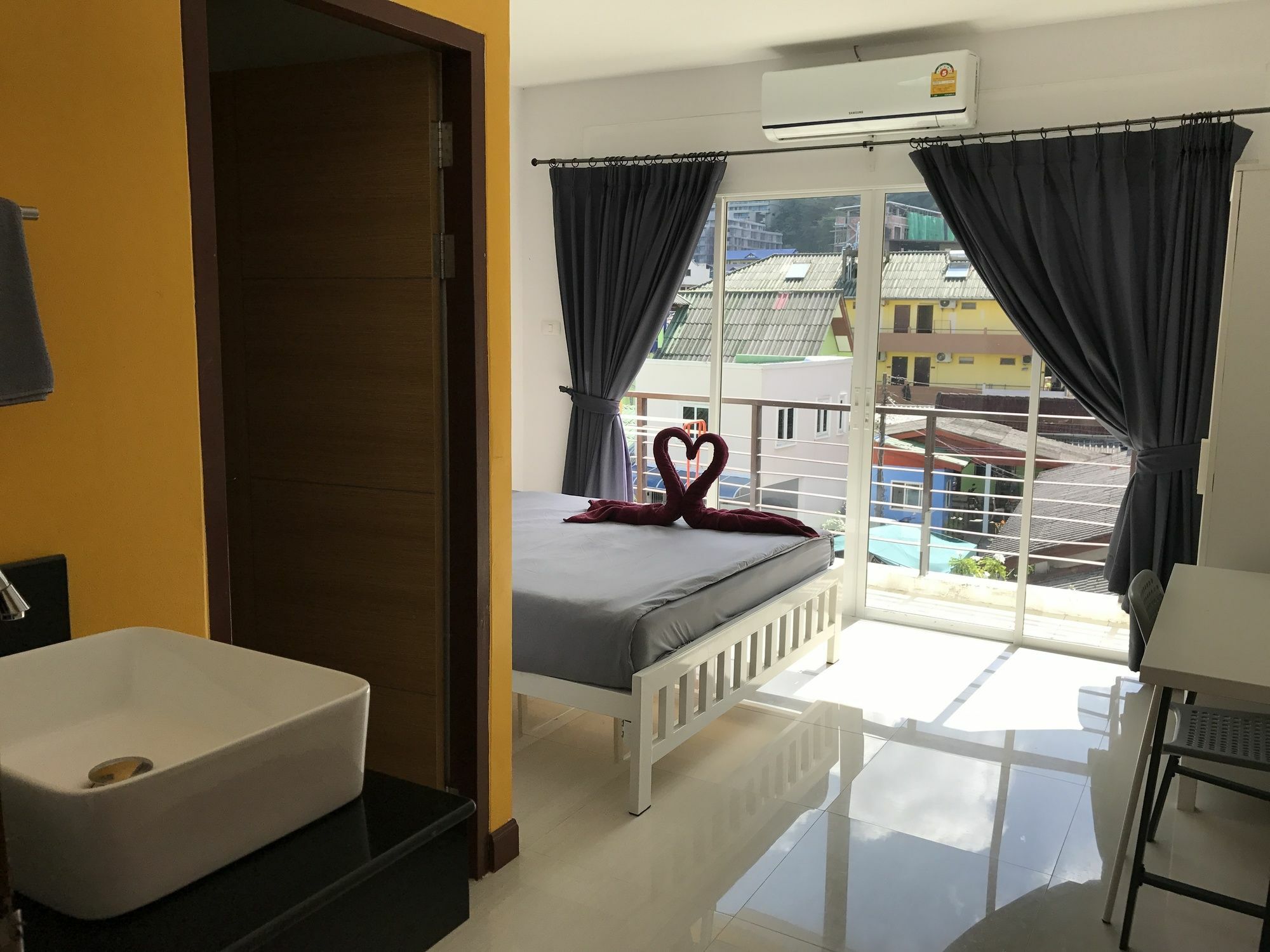 Bedbox Guesthouse And Hostel Patong Exterior foto