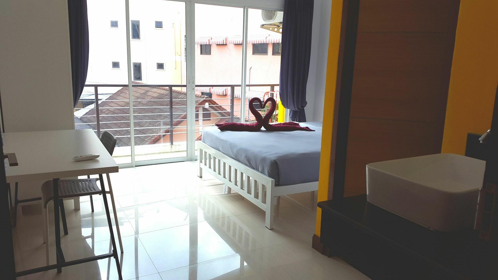 Bedbox Guesthouse And Hostel Patong Exterior foto